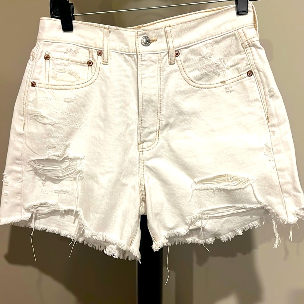 Brand NEW! Cream American Eagle Boyfriend Shorts